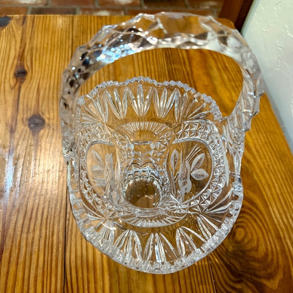 Hofbauer Byrdes Collection Crystal 11” Deep Basket with Bird Medallion - Picture 3 of 10
